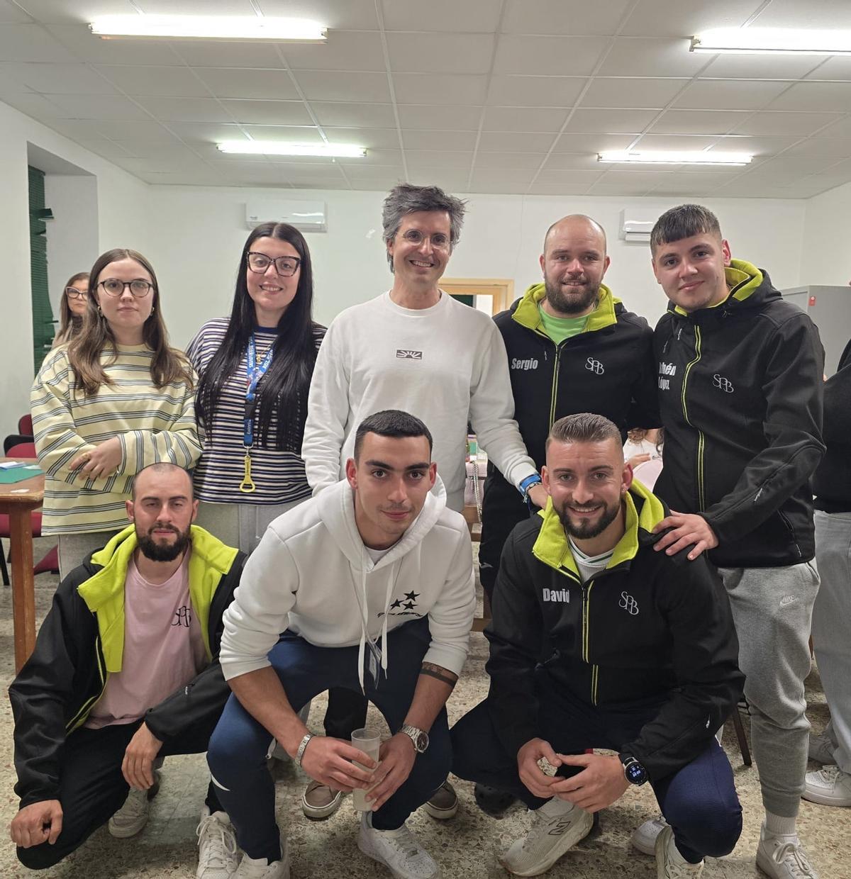 O líder do PP de Santiago, Borja Verea, reunido con veciños e veciñas das parroquias de Berdía e Busto.