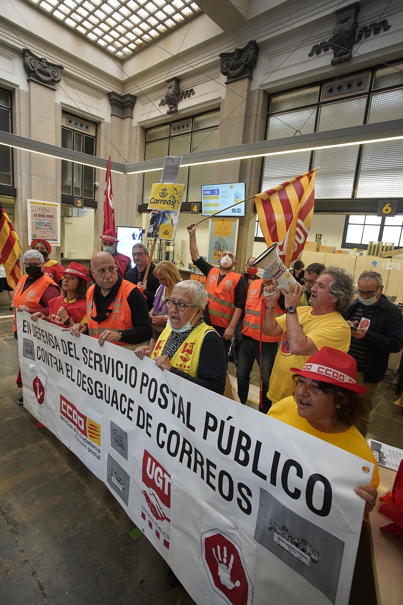 Treballadors de Correus de Girona es «tanquen» per denunciar el «desmantellament» del servei