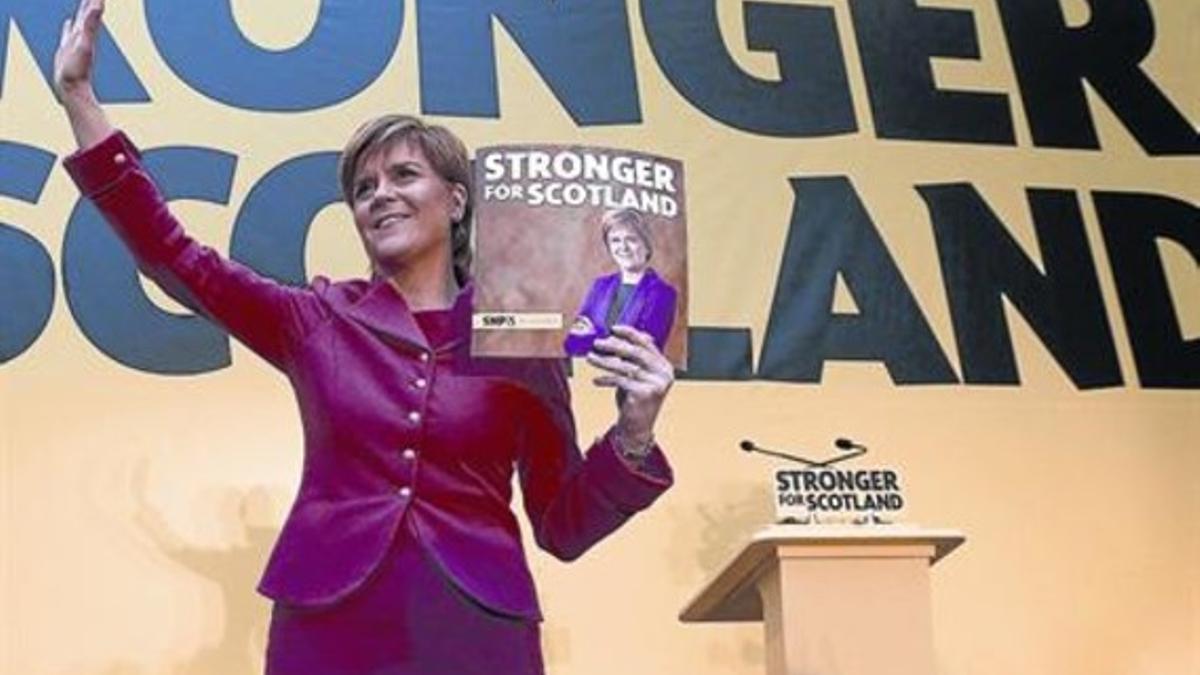 Nicola Sturgeon, en la presentación del programa electoral del SNP, ayer, en Edimburgo.