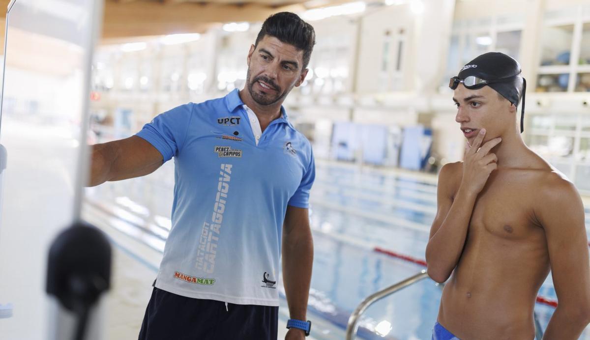 Marco Martínez sigue atentamente las instrucciones de su entrenador, Chisco. | IVÁN URQUÍZAR