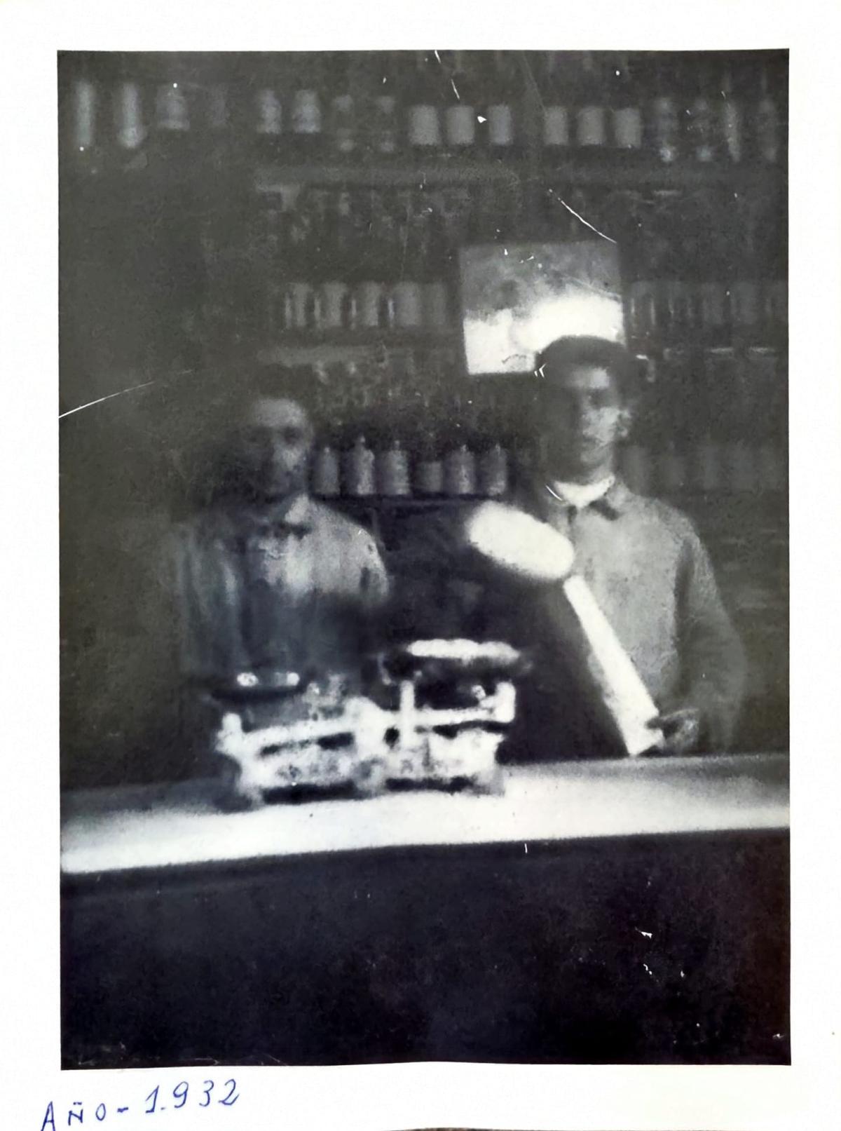 A la izquierda, el abuelo de Moisés, en la primera ubicación de la tienda; a la derecha, el sobrino de este.