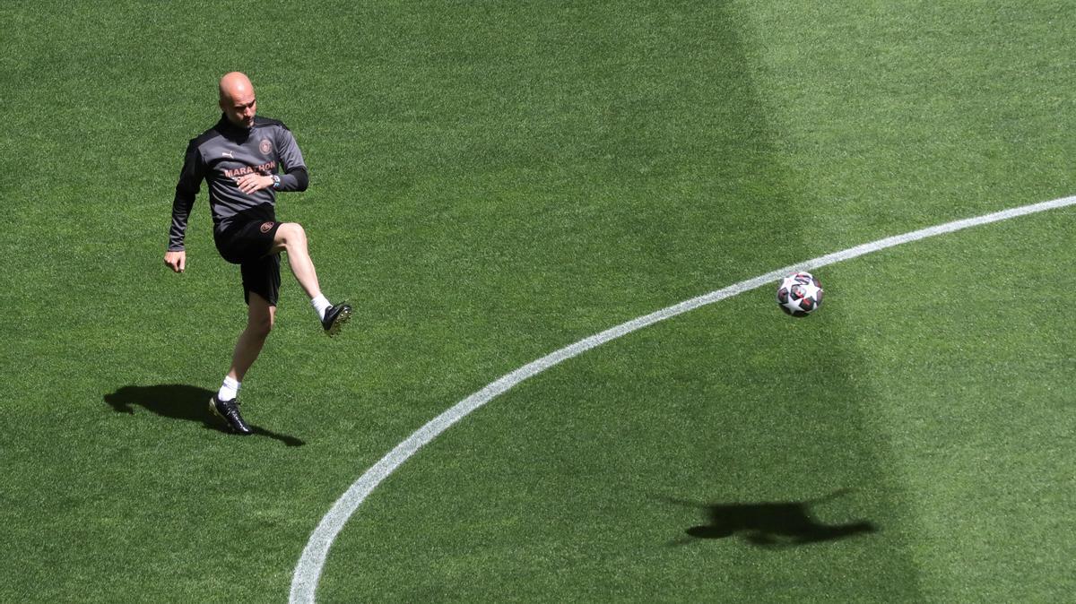 Guardiola chuta el balón bajo un dron en el estadio do Dragao.