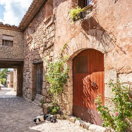 El pueblo de Tarragona rodeado de naturaleza que alberga un impresionante balneario