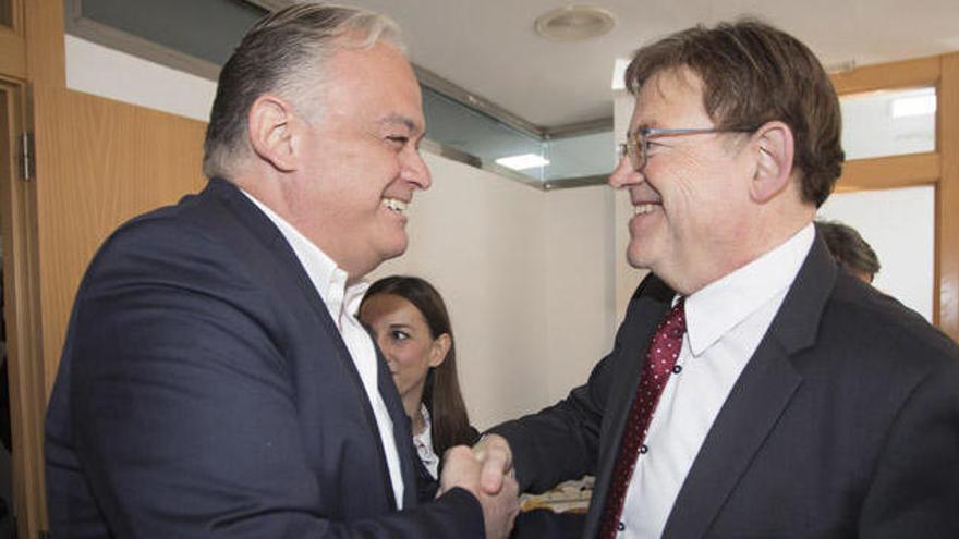 Pons y Puig se saludan en el balcón antes de la mascletà.