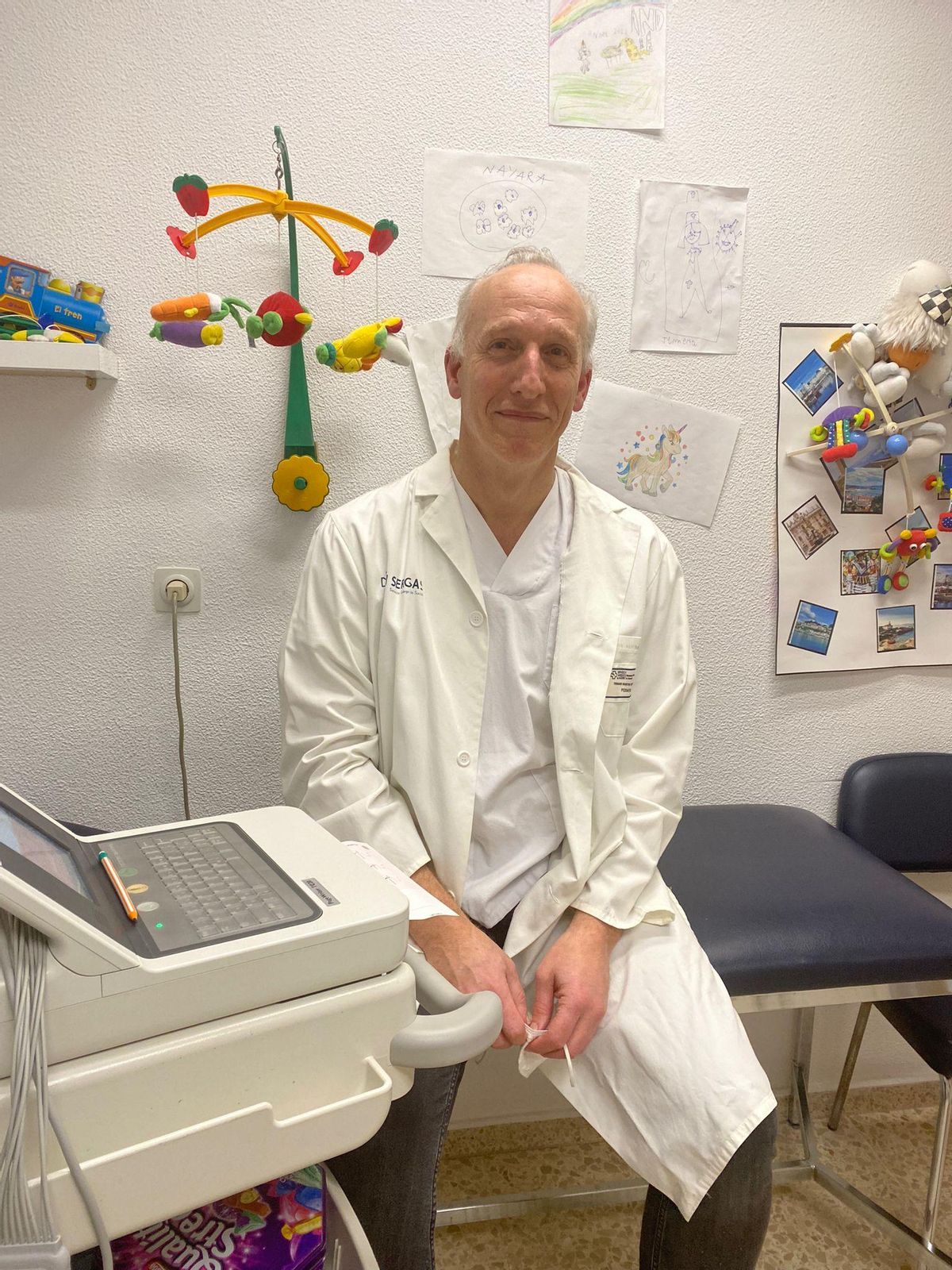El doctor Fernando Rueda, en el Hospital Materno Infantil Teresa Herrera de A Coruña (Chuac).