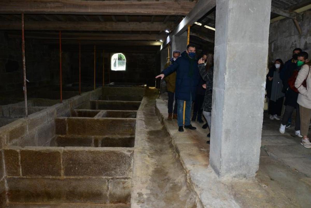 Román Rodríguez junto a la directora del Museo Massó y concejales de Bueu observa la estrctura de la nueva Sala Urbano Lugrís .   | // G.N.