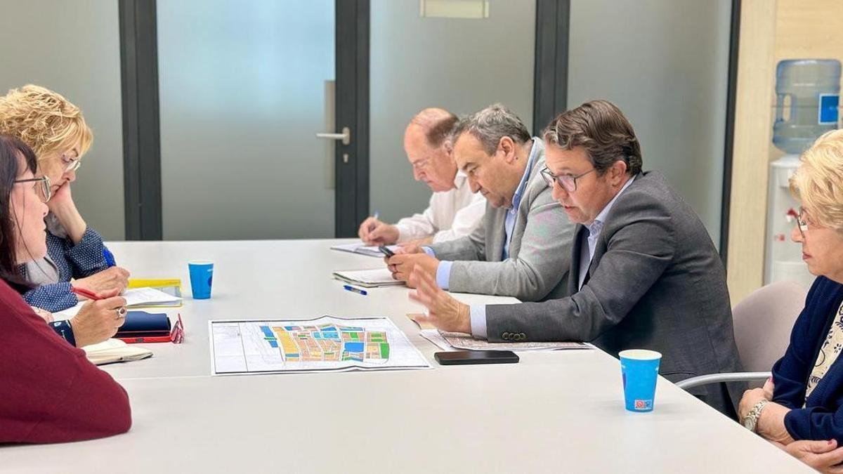 Reunión del concejal Juan Giner con los vecinos de la Malva-rosa.