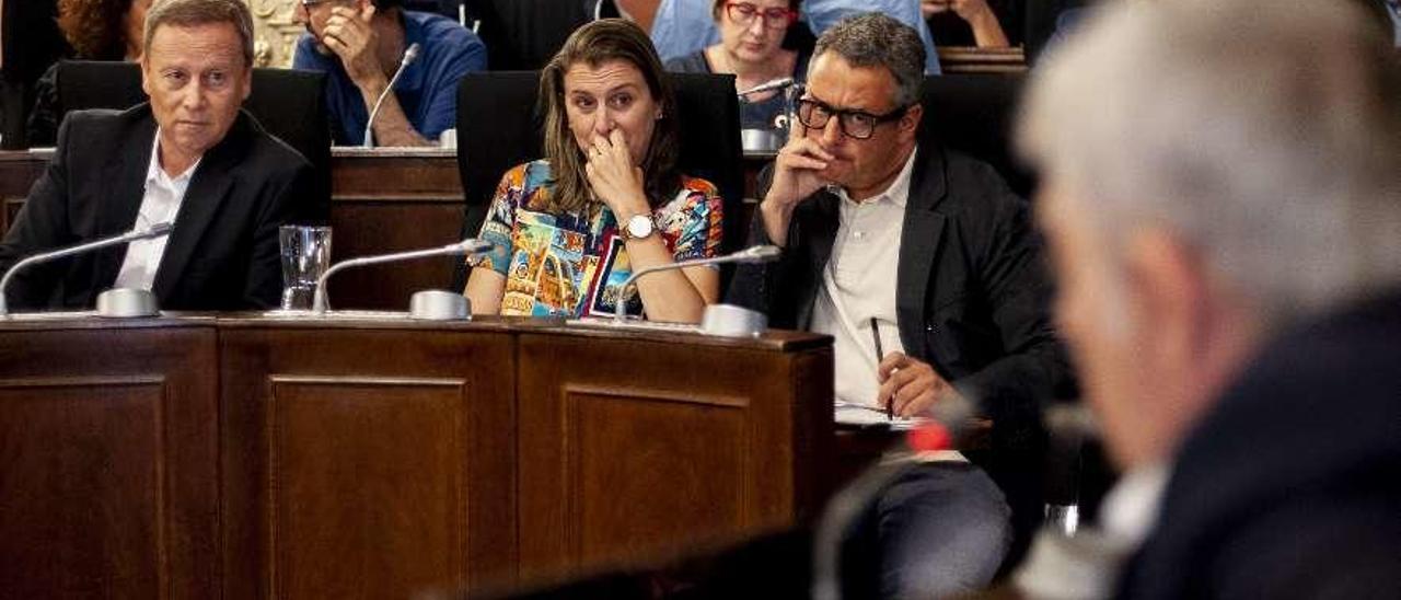 El nuevo grupo del PSOE, durante la sesión plenaria escucha al portavoz del bipartito. // Brais Lorenzo