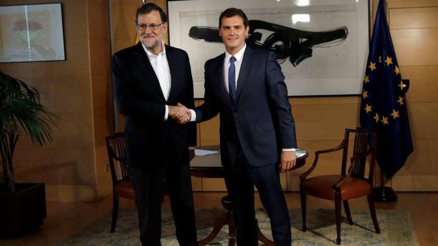 Rajoy, sin corbata, y Rivera se estrechan la mano en su reunión, ayer, sobre la formación de Gobierno. // Efe