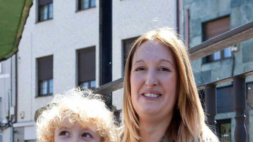 Lorena Martínez y su hijo Marcos Longoria y, abajo, Ana San Martín, a la izquierda, y María José López.