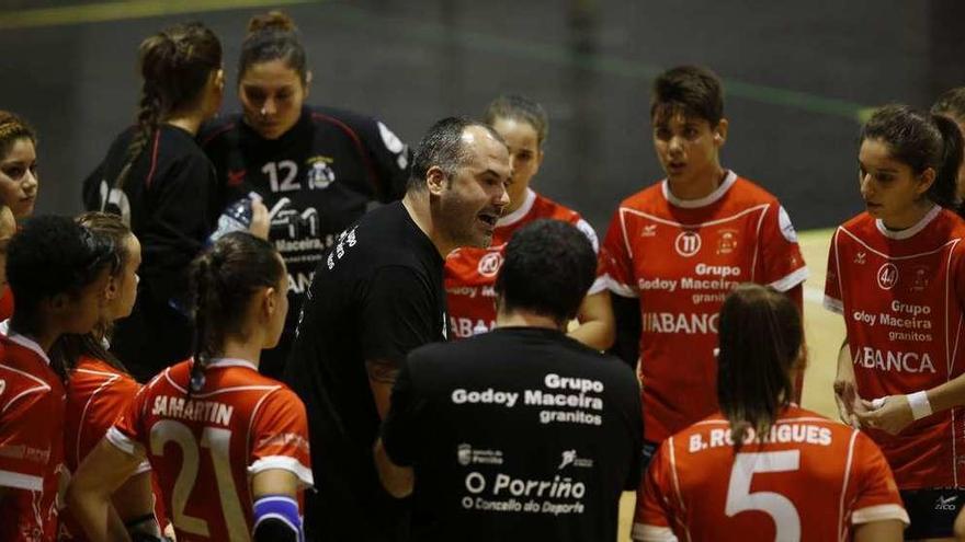 Abel Estévez da instrucciones a sus jugadoras, durante un partido en O Porriño. // R. Grobas