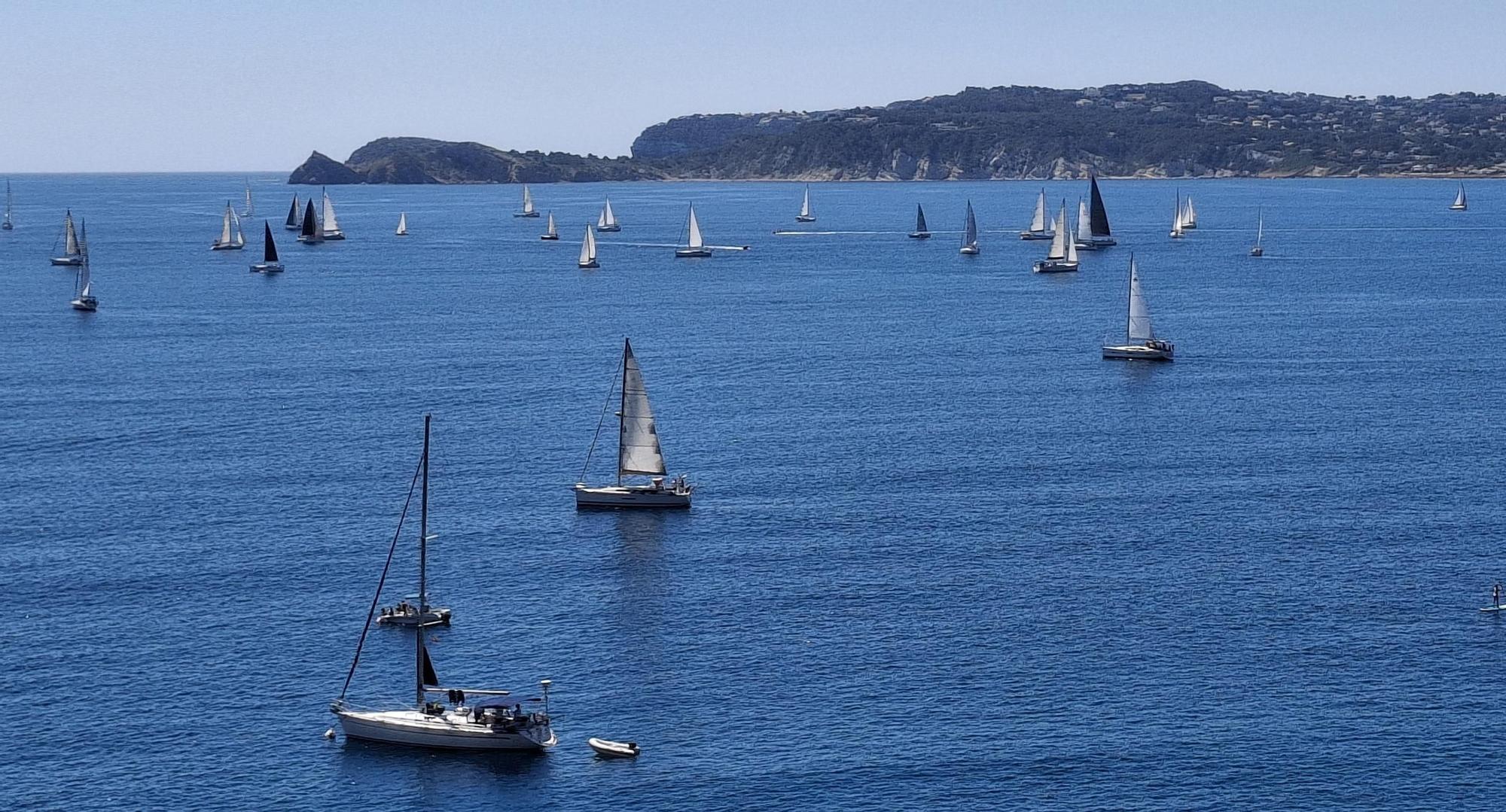 Un horizonte de dientes de sierra: el espectáculo de la vela en la bahía de Xàbia (imágenes)