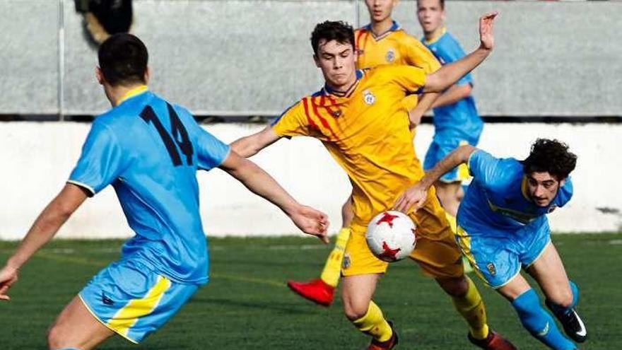 Acción del partido entre los equipos sub-18.