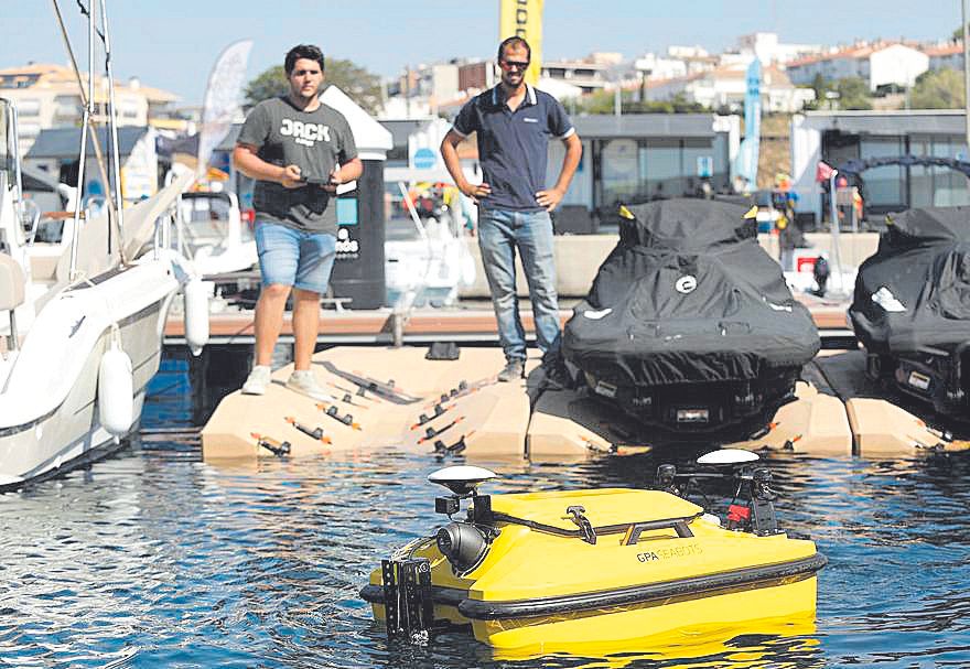 L’equip de GPASeabots controlant el robot des del port Esportiu Marina de Palamós.