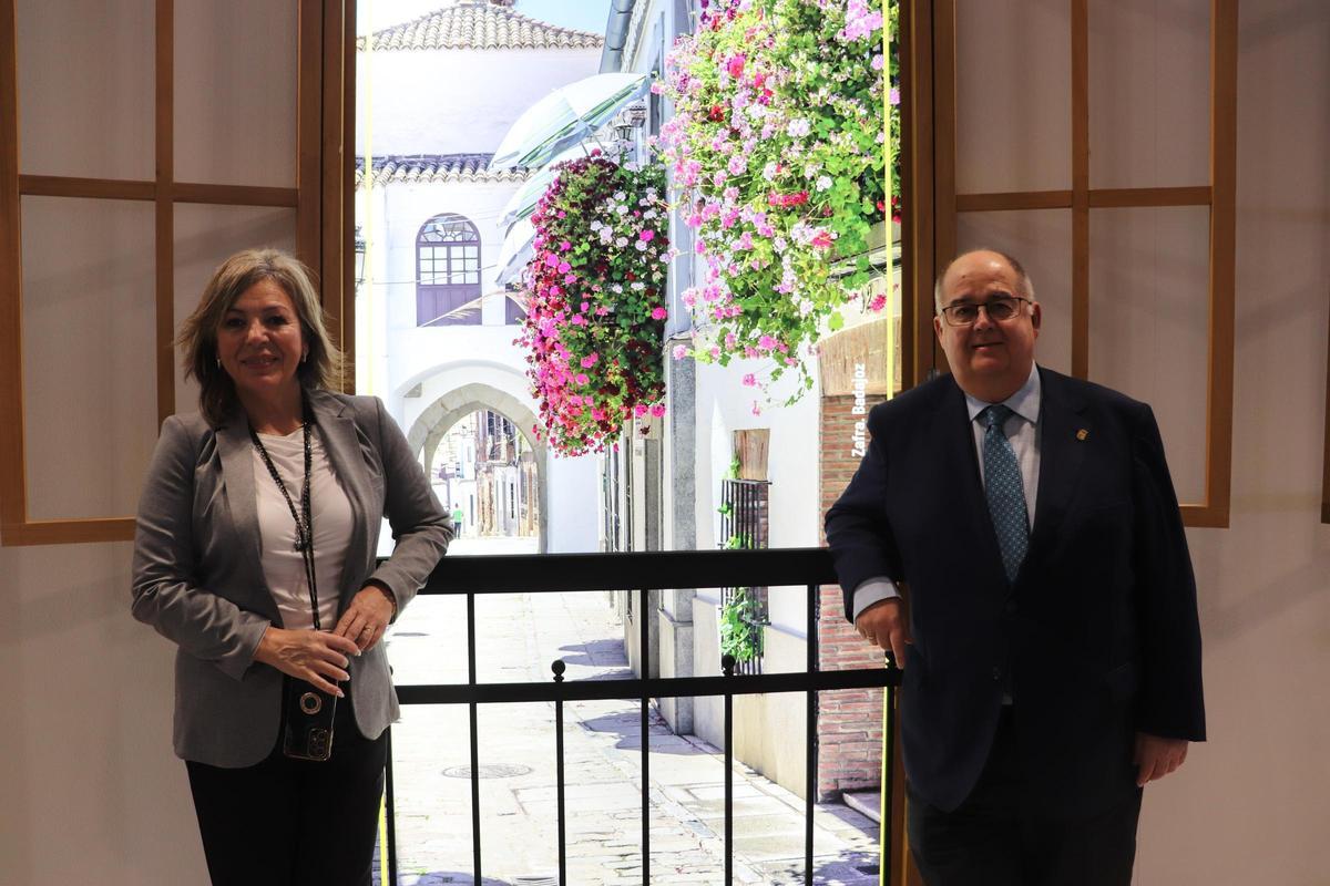 La directora de la Oficina de Turismo, Marisol Lozano, y el alcalde de Zafra, Juan Carlos Fernández, en el estand de Extremadura en Fitur.
