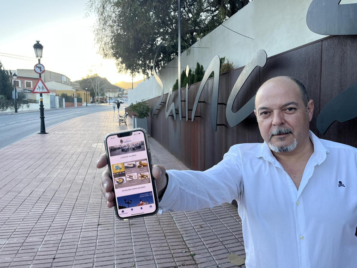 El alcalde de Salinas, Isidro Monzó, con la app abierta en un dispositivo móvil.