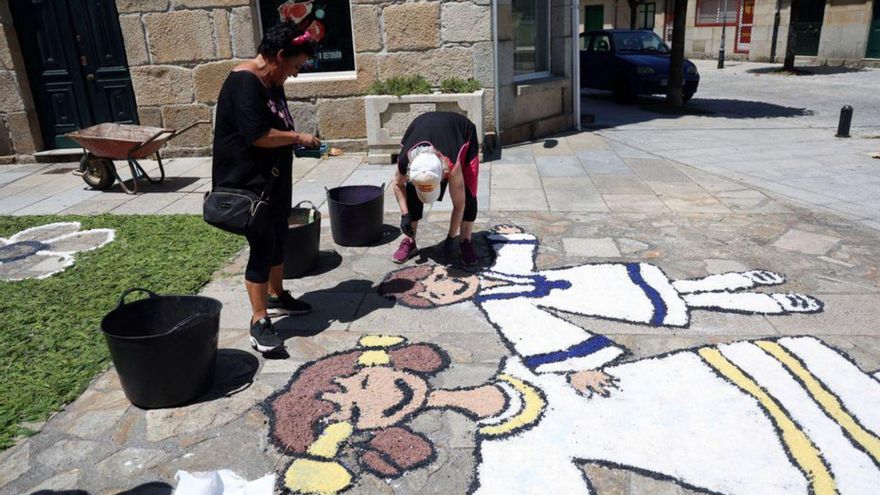 Preparación de una de las alfombras en Cambados. | Noé Parga
