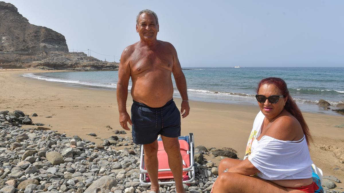 Diego Montero y Mara Peraza, vecinos de Tauro, ayer por la mañana en la playa.