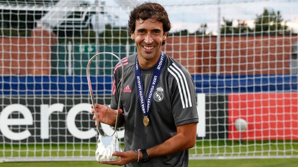 Raúl González, con la Youth League conquista al frente del Real Madrid Juvenil.