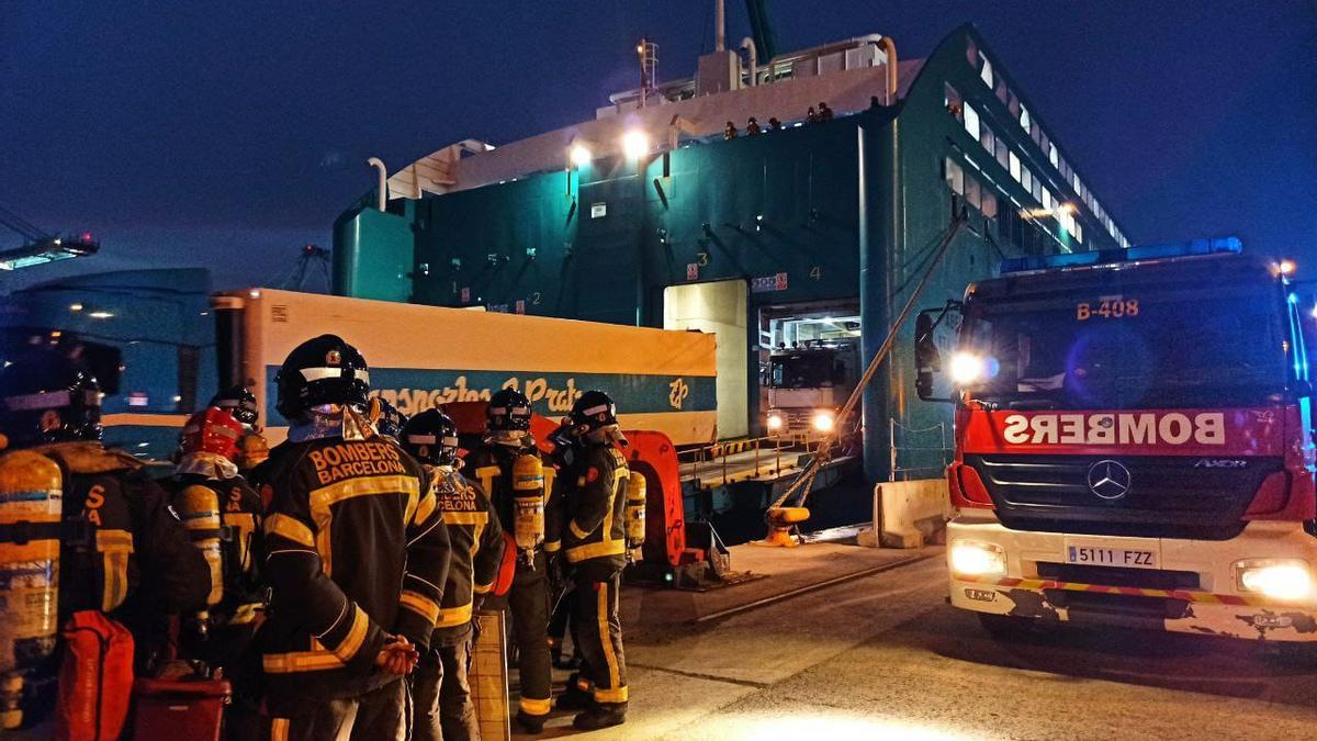 El ferry, en el puerto de Barcelona.