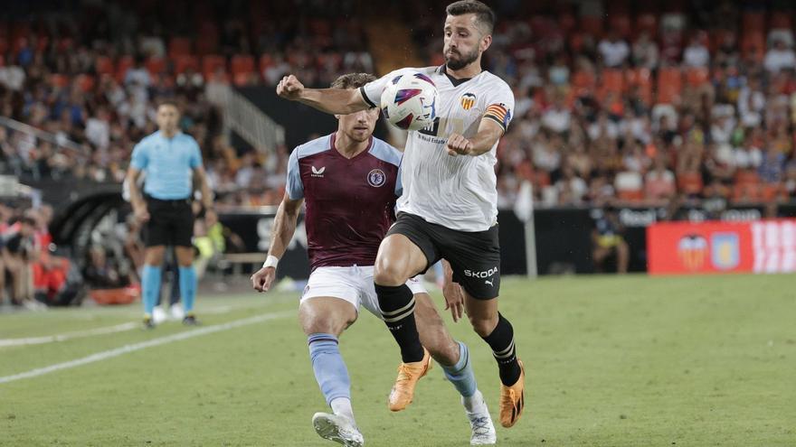 José Luis Gayà, frente
al Aston Villa en
Mestalla.  j.m.lópez