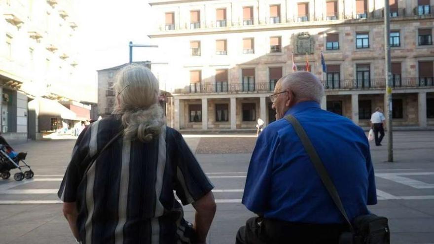 Dos jubilados en un banco de la ciudad.