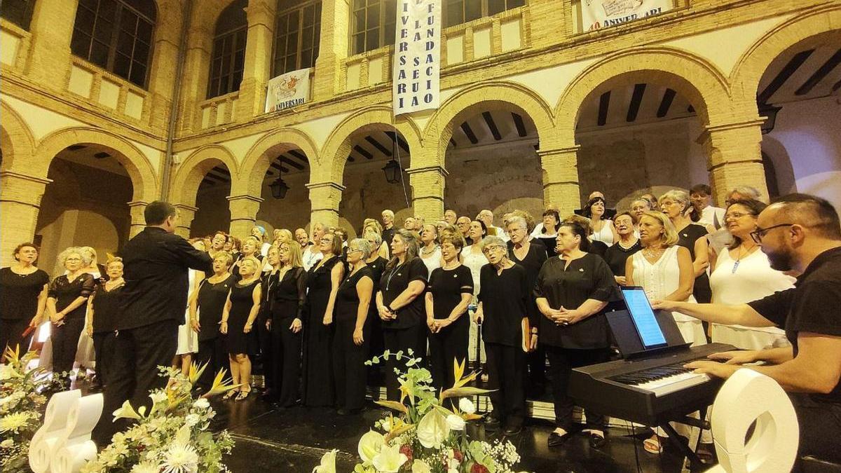 La Coral Polifónica Ciutat d'Alzira en un concierto ofrecido este año en el patio porticado de la casa de la cultura.