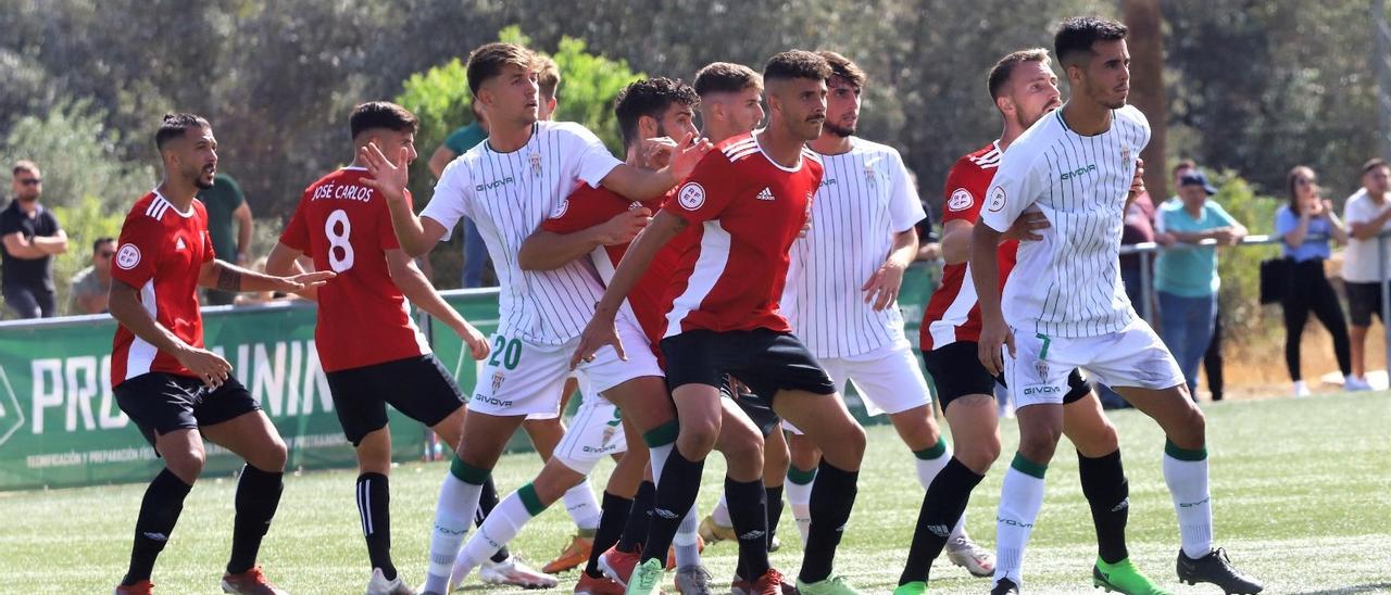 Lance del encuentro entre el Córdoba CF B y el Gerena en la Ciudad Deportiva.