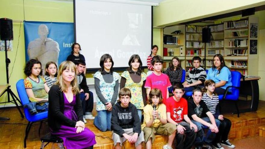 Arriba, los alumnos de Secundaria con su profesora, Natalia Cueto (izquierda). Sobre estas líneas, algunos collages.