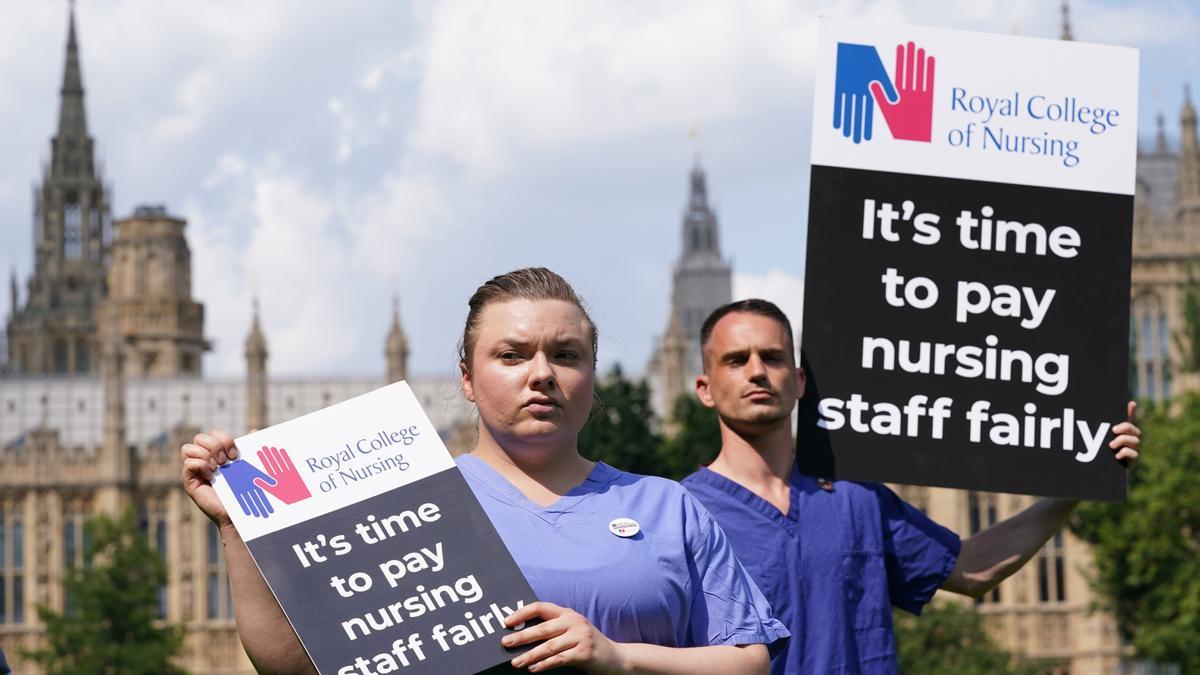Archivo - Personal de enfermería sujetan pancartas en el exterior del Real Colegio de Enfermería británico en Londres.