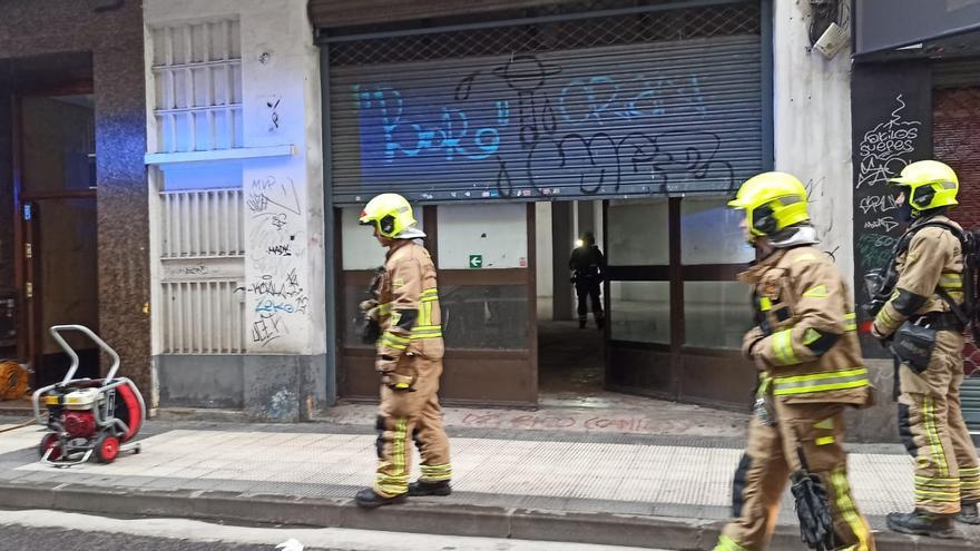 Susto en la calle Carmen por el incendio de un local en desuso