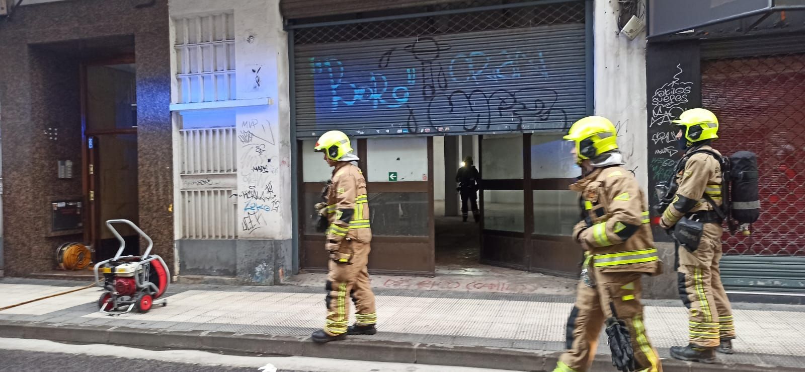 Susto en la calle Carmen por el incendio de un local en desuso