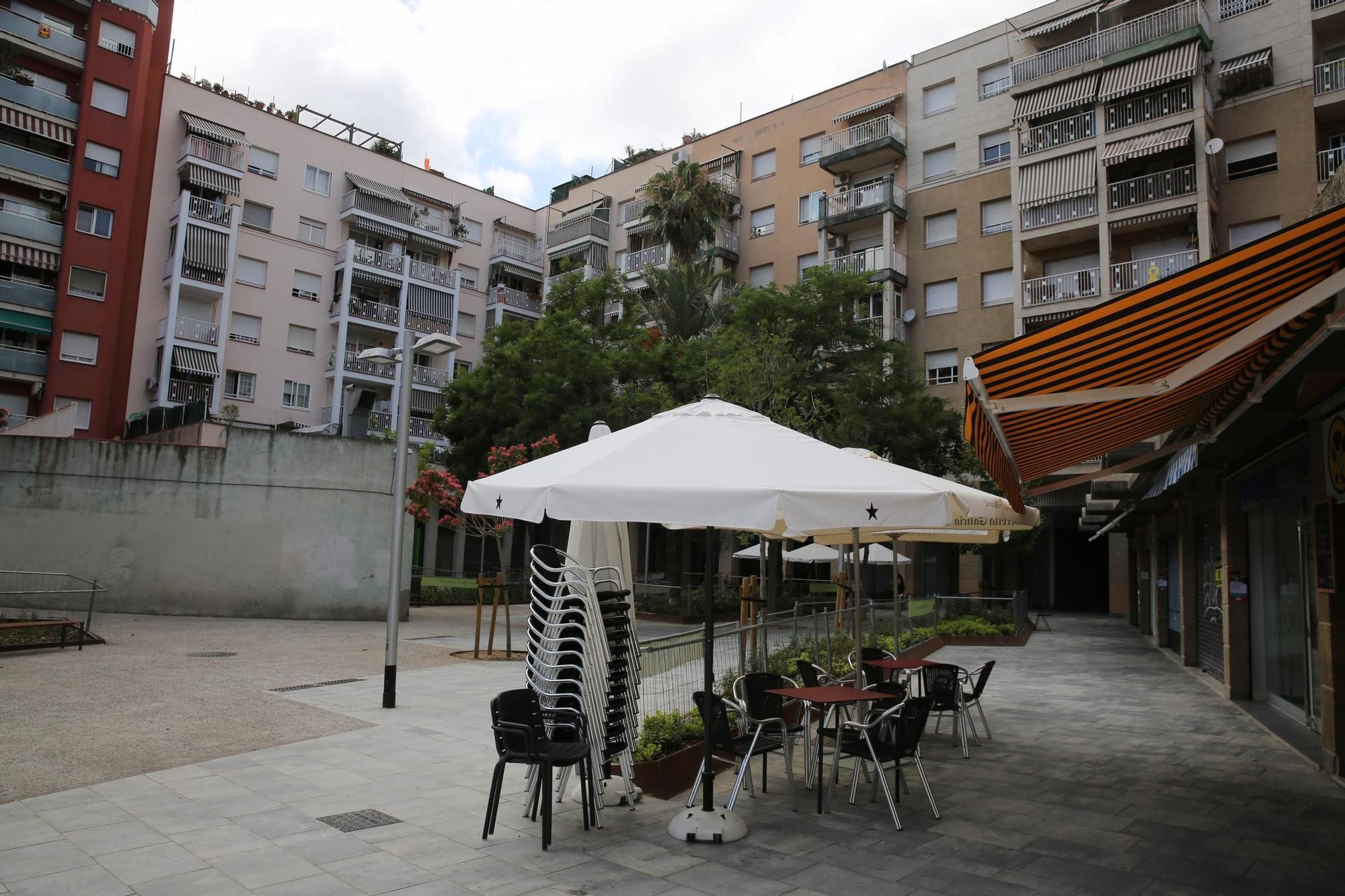 Una terraza en los jardines de la Mediterrània, en Barcelona.