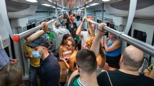 Tren lleno de pasajeros en la línea R1