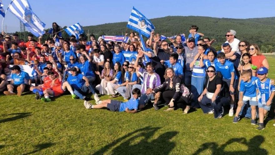 La familia del Celanova celebra el ascenso en el Campo de Baño-Valga. | Sporting Celanova