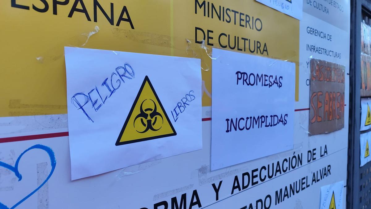 Carteles y mensajes pegados por los vecinos durante la concentración de este miércoles en la fachada de la biblioteca.