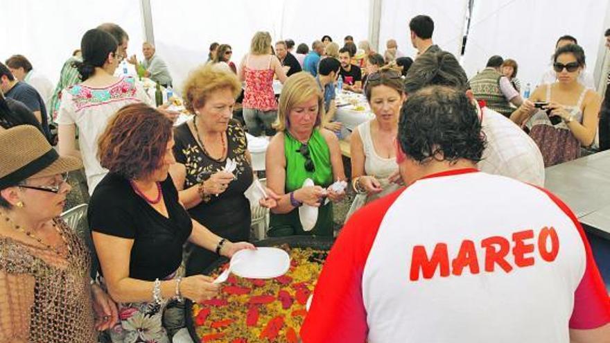 bocado sabroso. Varios vecinos de Mareo, durante la comida popular organizada con motivo de las fiestas de San Juan.