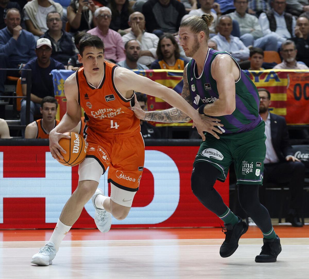 Dylan Osetkowski, en una acción ante Jaime Pradilla hace dos temporadas en La Fonteta.