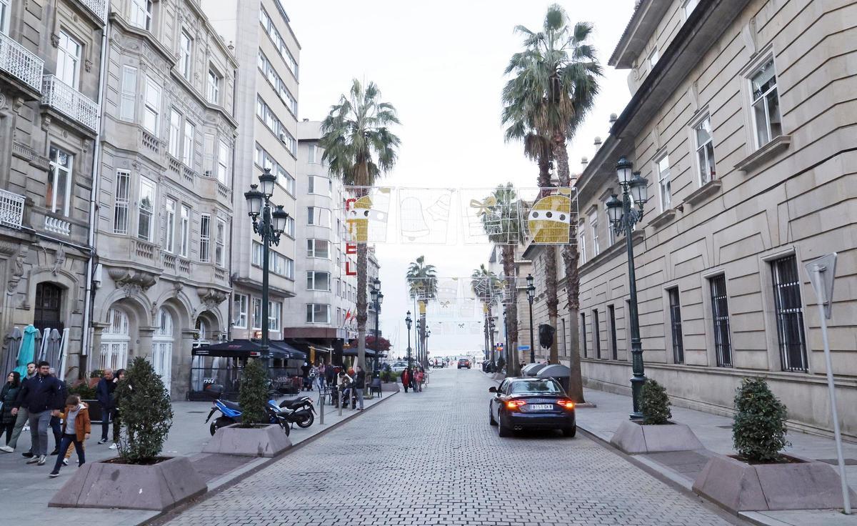 El edificio donde se ubica el Ishaya (con terraza) es el de la izquierda, con tres bajos de puertas blancas cubiertas con arcos de piedra (foto de diciembre de 2024). Vigo (C.Concepción Arenal). Entorno de la calle con adoquines que será reformada y humanizada.