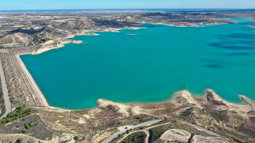 Embalse de La Pedrera. Al fondo, el mar, desde donde se capta el agua a desalar en la planta de Torrevieja que luego se almacena en el embalse / Tony Sevilla