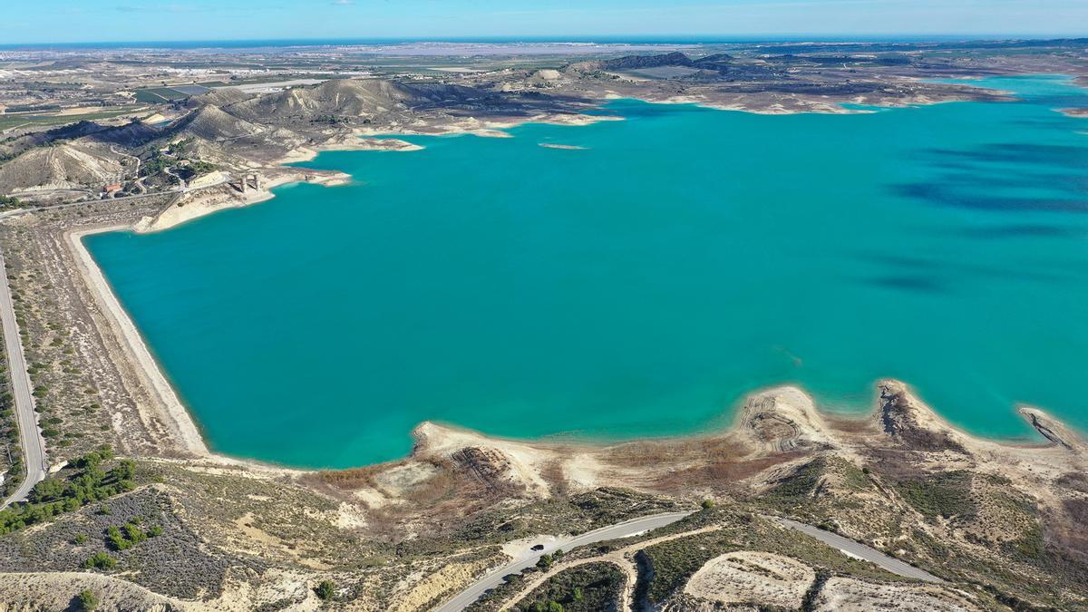Embalse de La Pedrera. Al fondo, el mar, desde donde se capta el agua a desalar en la planta de Torrevieja que luego se almacena en el embalse