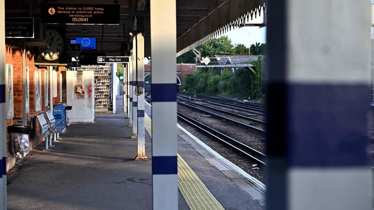 La estación de Paddock Wood permanece cerrada en Kent, sureste de Inglaterra, el 21 de junio de 2022, ya que la huelga ferroviaria más grande en más de 30 años golpea el Reino Unido. - Los viajeros en hora punta en el Reino Unido se enfrentaron al caos cuando los trabajadores ferroviarios iniciaron la huelga más grande de la red en más de tres décadas, con una crisis del costo de vida que amenazaba con una acción industrial más amplia. (Foto de Ben Stansall / AFP)