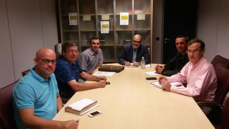 De izquierda a derecha, Roberto Hernández, José Enrique Sánchez, José Juan Falcón, José Miguel Brito, Miguel Romero y Manuel Amador durante la reunión que mantuvieron hace poco.