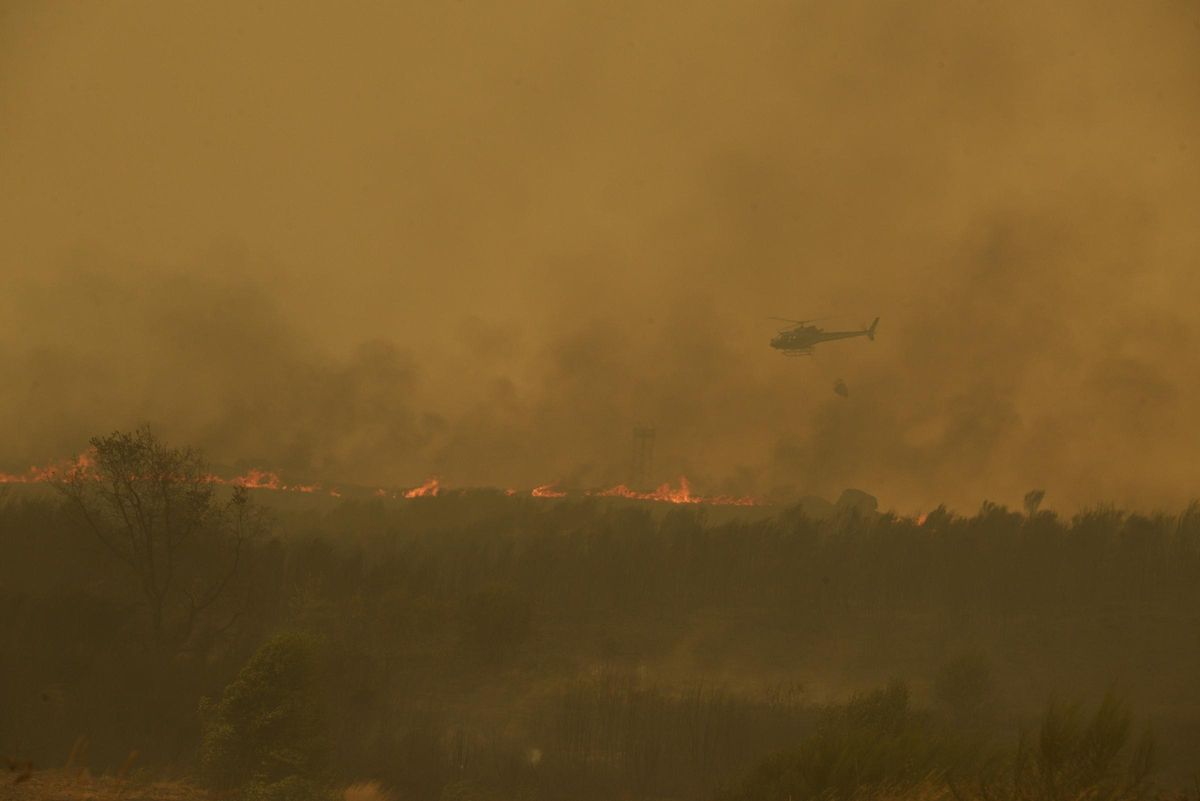 Un ambiente infernal en el incendio entre Oímbra, Monterrei y Cualedro, este viernes.