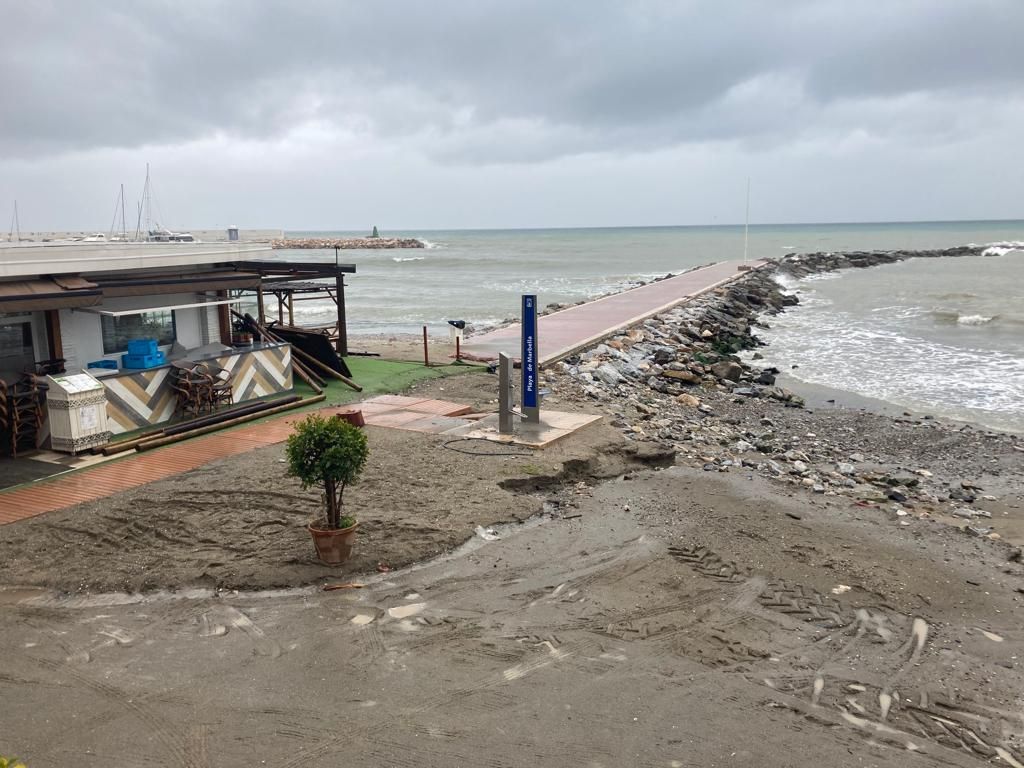 Los efectos del temporal en las playas de Marbella.