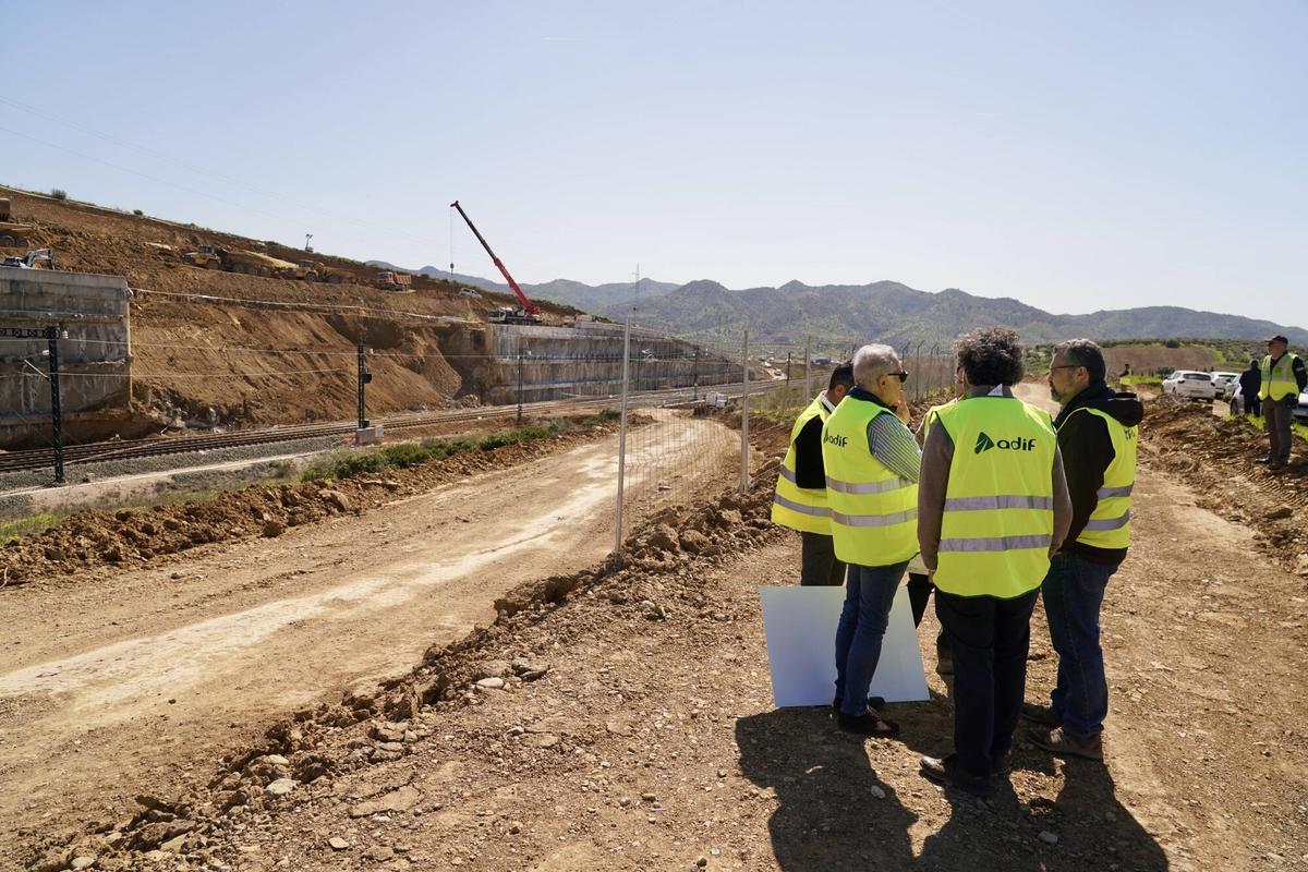 Trabajos de recuperación de la línea de alta velocidad afectada por un desprendimiento en Álora, este lunes, 16 de marzo.