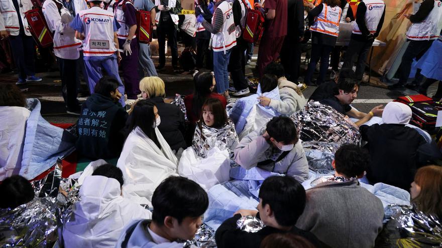 Corea del Sur declara luto nacional e investiga la avalancha humana en Seúl