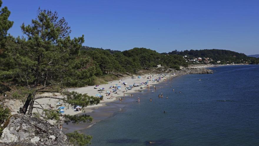 Nudistas en la playa de Barra  increpan  con aplausos a quienes utilizan el bañador