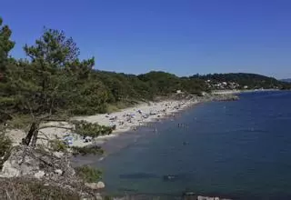 Nudistas en la playa de Barra  increpan  con aplausos a quienes utilizan el bañador