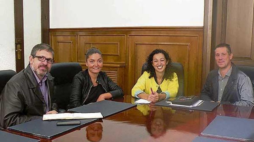 La concejala Marián Sanmartín con representantes de FAMPA durante el encuentro de ayer.  // S.A.